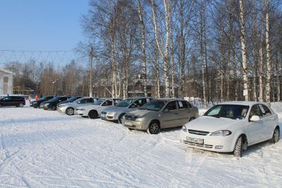    В этот весенний солнечный день на старт вышло 23 автомобиля. Фото пресс-службы ФАР в Коми    9 марта в Сосногорске прошло автоспортивное мероприятие "АвтоЛеди Сосногорска-2013"